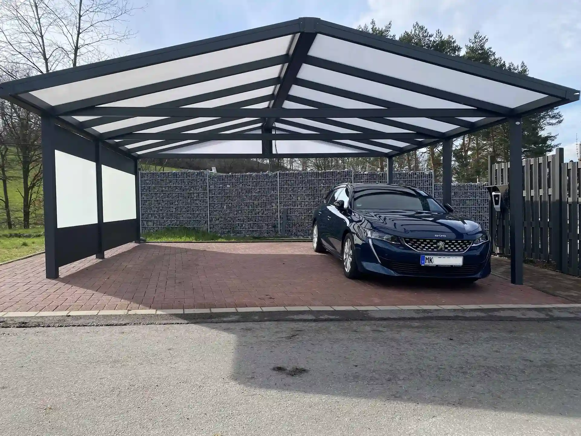 Carports: Fahrzeuge sicher parken und Witterungseinflüsse minimieren