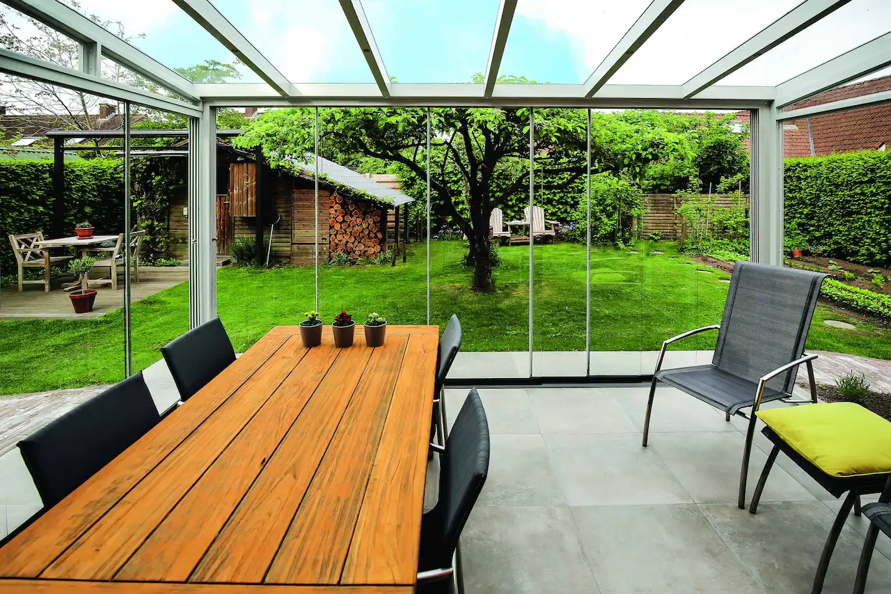 Terrassenüberdachung mit Glasschiebewänden in Balve